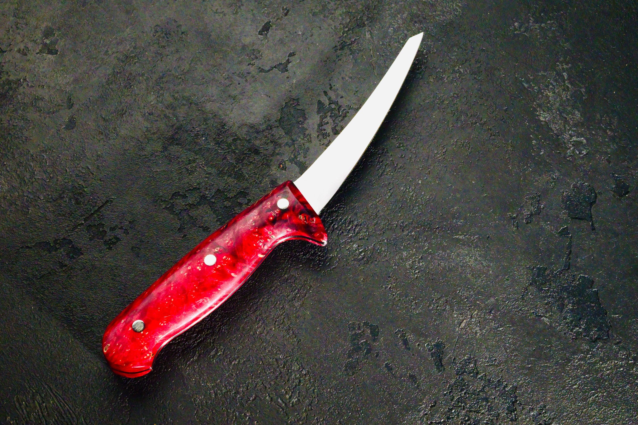 Coltello da Disosso Artigianale – Manico in Radica Stabilizzata Rosso Fuoco