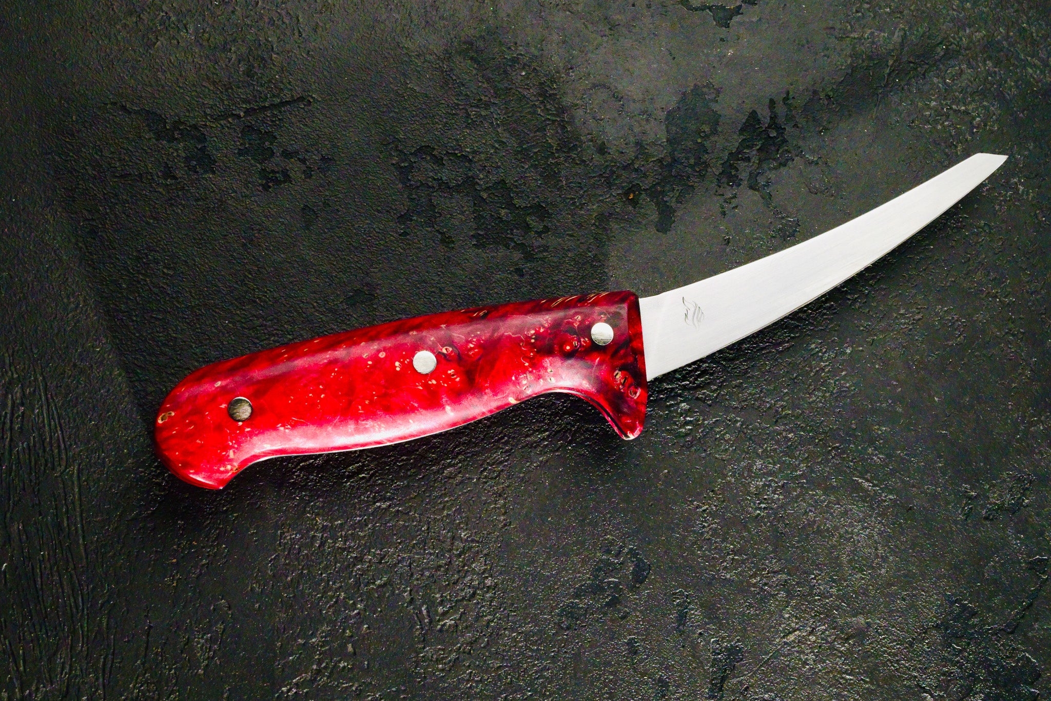 Coltello da Disosso Artigianale – Manico in Radica Stabilizzata Rosso Fuoco